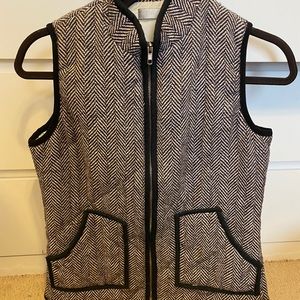 Hemline Medium B&W vest